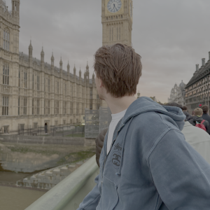 Nils Visser kijkt uit over de Big Ben en het Palace of Westminster in Londen tijdens een studiereis.