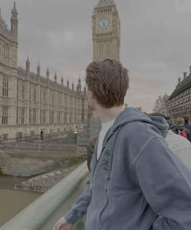 Nils Visser kijkt uit over de Big Ben en het Palace of Westminster in Londen tijdens een studiereis.